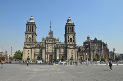 A Catedral do M&eacute;xico foi constru&iacute;da sobre o Templo de Huitzilopochtli, afirmando a domina&ccedil;&atilde;o europeia sobre os povos americanos